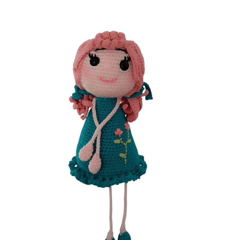 muñeca amigurumi sentada